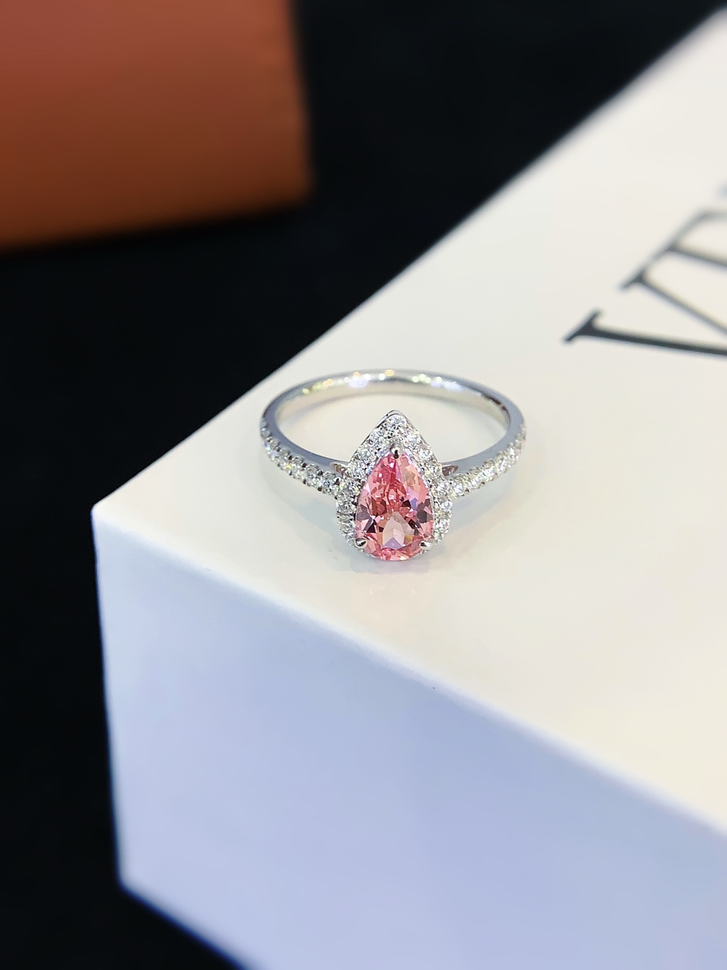 18k Gold Luxury Engagement Diamond Ring 1CT VVS2 Pear Shape Pink Sapphire