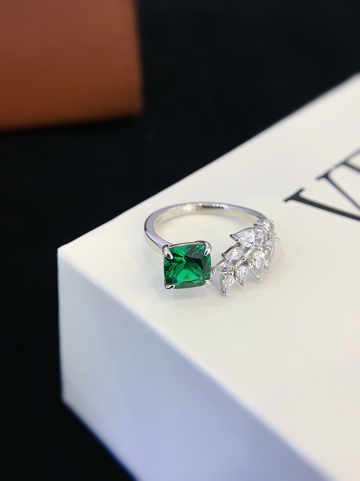 S925 Sterling Silver Leaf Shape with Lab Emerald Wedding Ring